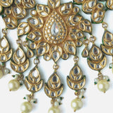 Gold Plated Womens Kundan Short Necklace Set with Pair of Earrings