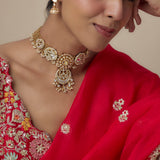 Saadgi Gold Plated Womens Kundan, Polki Short Necklace Set with Pair of Earrings (Freesize)